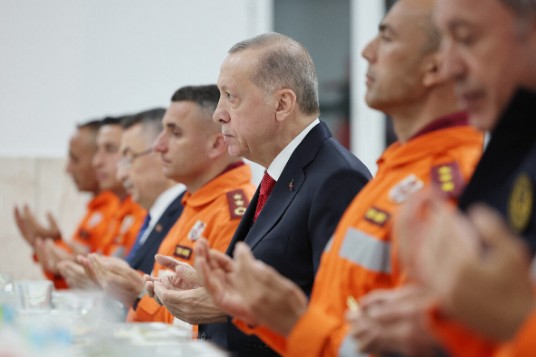 Cumhurbaşkanı Erdoğan'dan Mehmetçik ile iftarda muhalefete sert tepki: Birileri fitne çıkarmak için sürekli zırvalayıp durdu